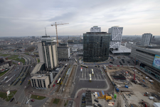 838443 Overzicht van het Westplein (links) en het Jaarbeursplein te Utrecht vanaf het gebouw van De Volksbank ...